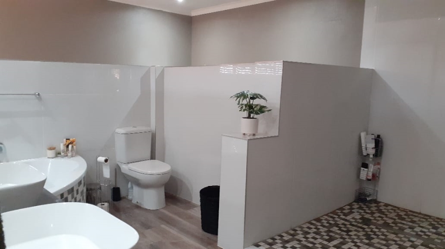 5 Bedroom Property for Sale in Campher Park Eastern Cape